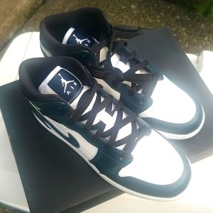 Air Jordan 1 Mid (GS) size 6.5Y sneakers